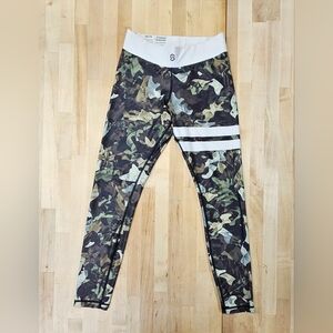 Stronger the label Women’s Medium Camouflage leggings Workout Fitness Gym Green